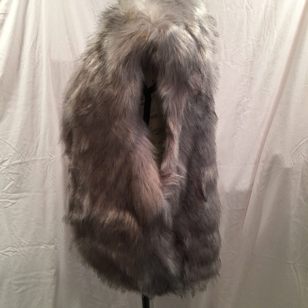 Silver/Gray Faux Fur Vest - Picture 4 of 7